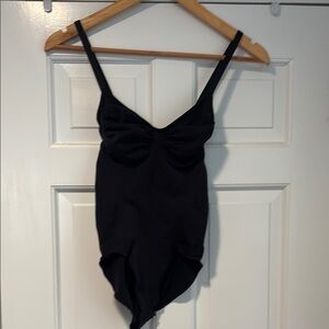 SKIMS | seamless sculpt brief bodysuit, black